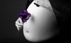 femme qui touche son ventre pour savoir si elle est enceinte